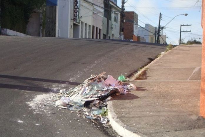 Lixo acumulado da explosão.