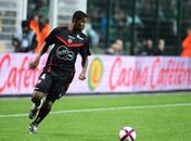 Corinthians envia nova oferta ao Valenciennes por zagueiro Gil