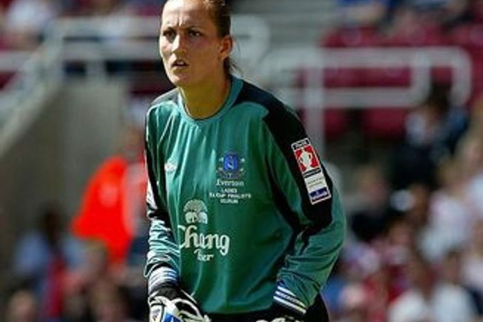 Técnico é suspenso após atacar goleira reserva do time