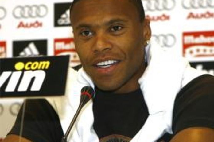 Cogitado por Palmeiras e Corinthians, Júlio Baptista deve ficar na Espanha