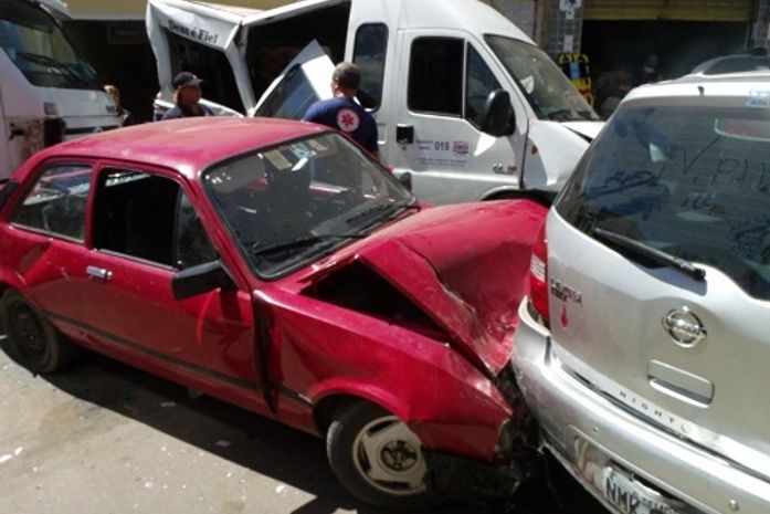 Caminhão sem freio desce ladeira desgovernado e causa acidente em Rio Largo