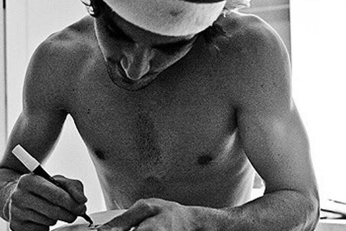 Sem camisa e de gorrinho natalino, Fiuk 'provoca' fãs no Facebook