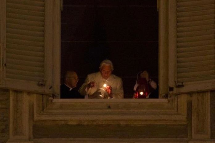 Papa acende "chama da Paz" e inaugura presépio do Vaticano