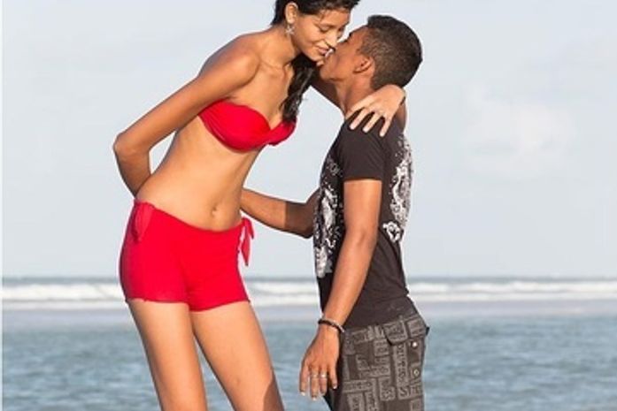 Adolescente mais alta do mundo ganha destaque em tabloide britânico