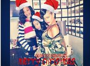 De gorro vermelho, Rihanna deseja Feliz Natal para os fãs em rede social