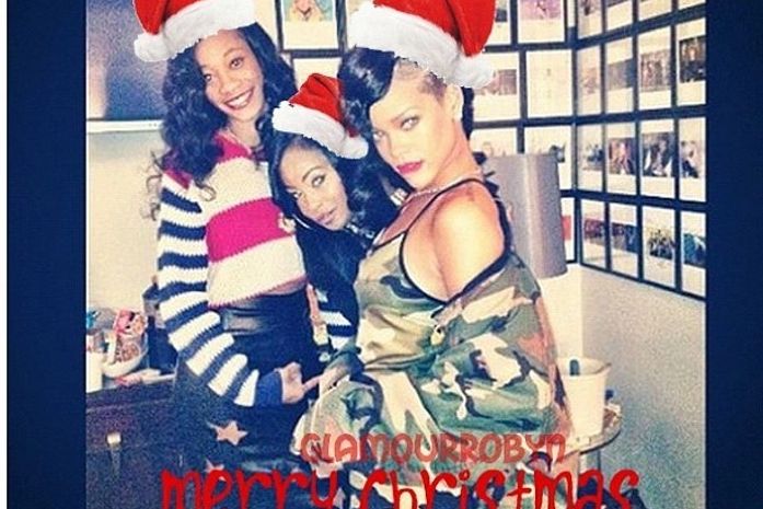 De gorro vermelho, Rihanna deseja Feliz Natal para os fãs em rede social