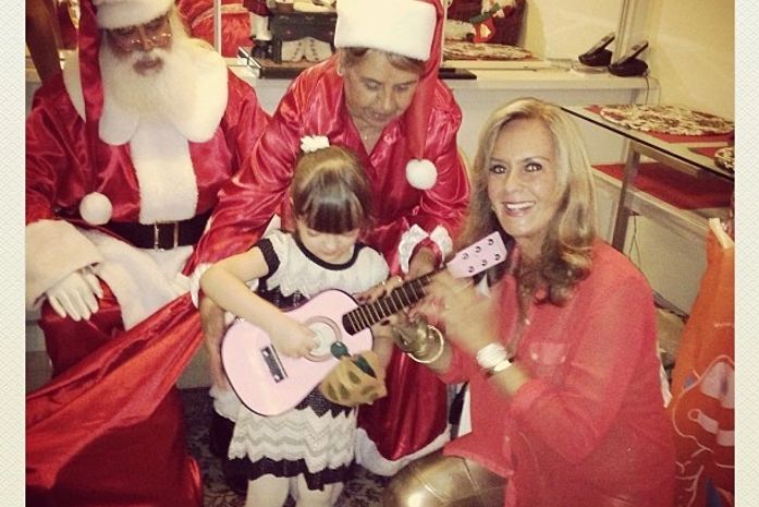 Fofa! Rafa Justus ganha violão rosa de presente da avó Helô Pinheiro