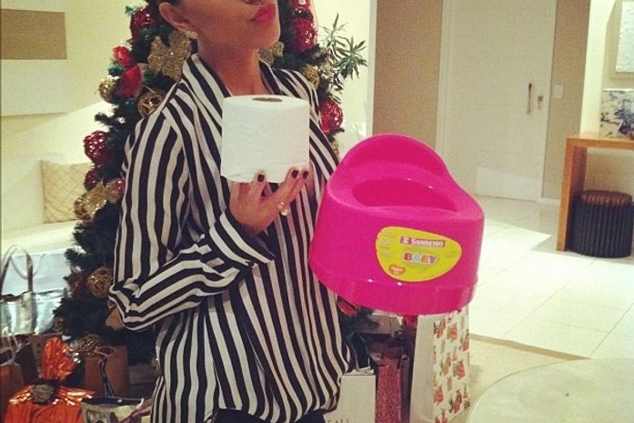 Bom humor! Atriz Mariana Rios ganha penico rosa de amigo oculto natalino