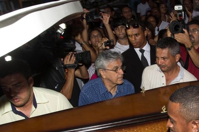 Caetano Veloso e Maria Bethânia velam a mãe, Dona Canô, na Bahia