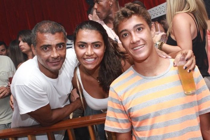 Romário curte noite ao lado dos filhos, Moniquinha e Romarinho