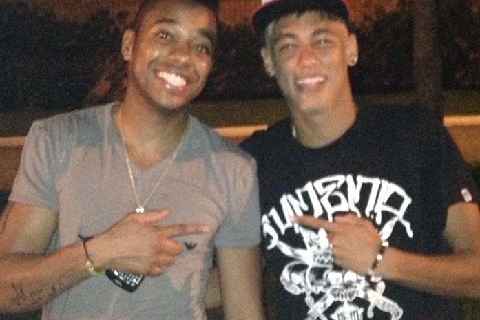 Robinho e Neymar curtem fim de Natal ao lado de amigos