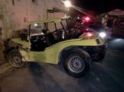 Idoso perde controle de veículo e colide em muro