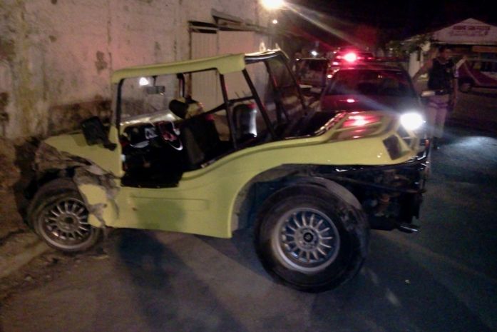 Idoso perde controle de veículo e colide em muro