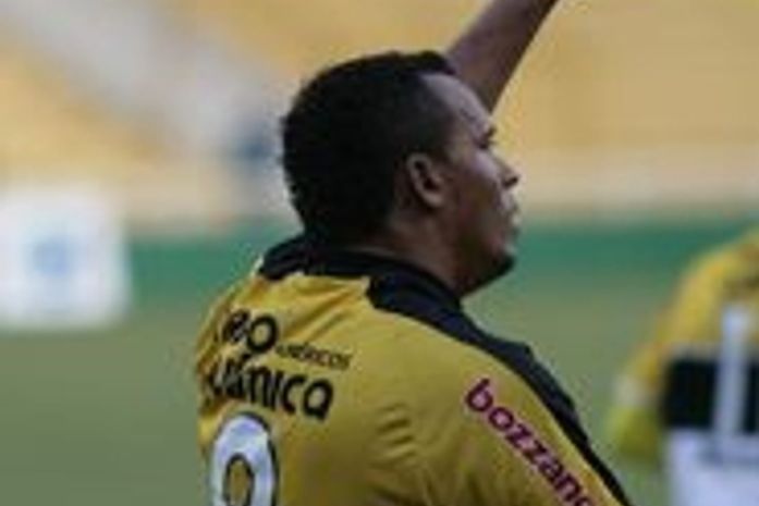 Criciúma quer mais "colegas" para alagoano Zé Carlos