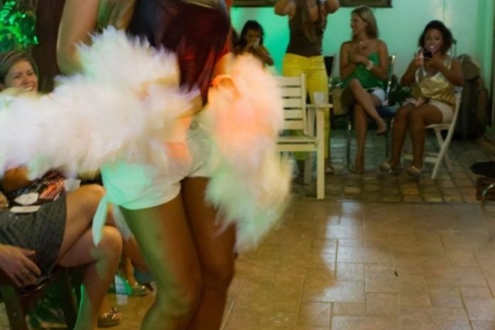 A três dias do casamento, Ângela Bismarchi faz chá de lingerie