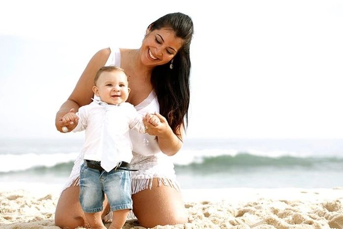 Ex-BBB Priscila posa com filho e revela desejo para 2013: 'Menos invejosos'