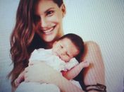 Carol Francischini posa com a filha pela primeira vez