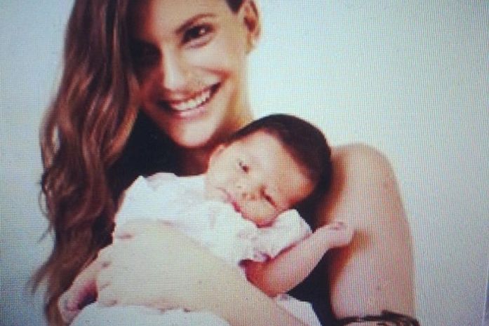 Carol Francischini posa com a filha pela primeira vez