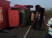 Caminhão tombou no interior