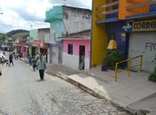 Dupla assalta agência dos Correios e foge com arma de vigilante