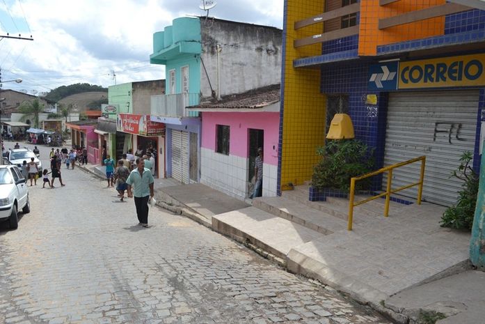 Dupla assalta agência dos Correios e foge com arma de vigilante