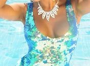 Ex-BBB Jaqueline posa com vestido de fenda para ensaio do réveillon