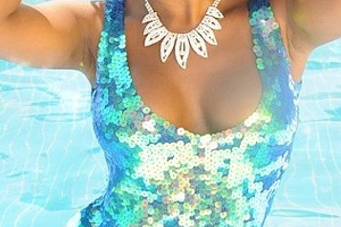 Ex-BBB Jaqueline posa com vestido de fenda para ensaio do réveillon