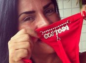 Solange Gomes mostra presentinho especial do namorado: uma calcinha
