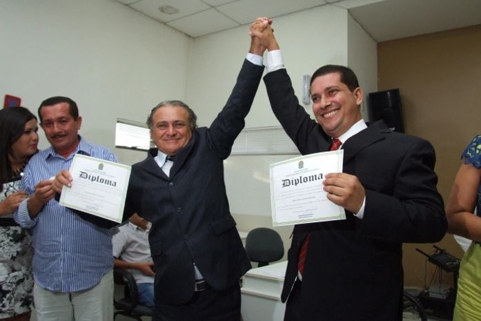 Fabinho Aurélio e Severino da Balança no momento festivo da diplomação