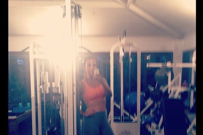 Depois de rumores de gravidez, Ivete Sangalo publica foto malhando