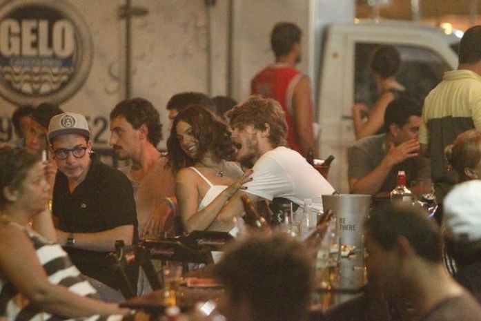 Isis Valverde namora muito na noite carioca