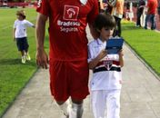 Henri Castelli participa de futebol beneficente em São Paulo