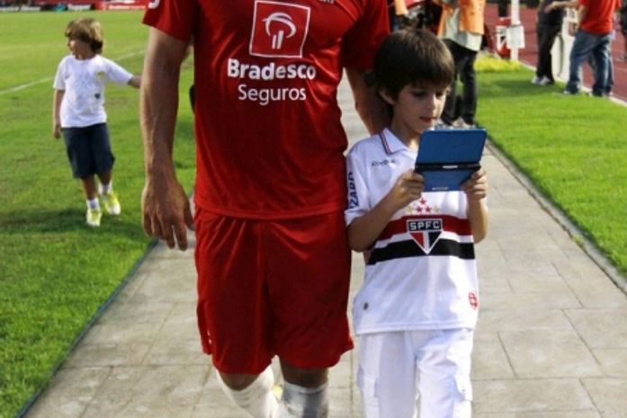 Henri Castelli participa de futebol beneficente em São Paulo