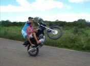 Jovens desafiam leis da física e se arriscam empinando moto