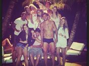 Ê vidão! Fred, do Fluminense, posa na praia rodeado de mulheres