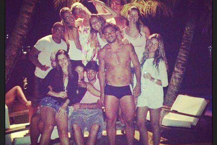 Ê vidão! Fred, do Fluminense, posa na praia rodeado de mulheres