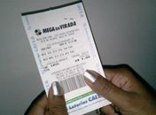 Apostador mostra bilhete da aposta 