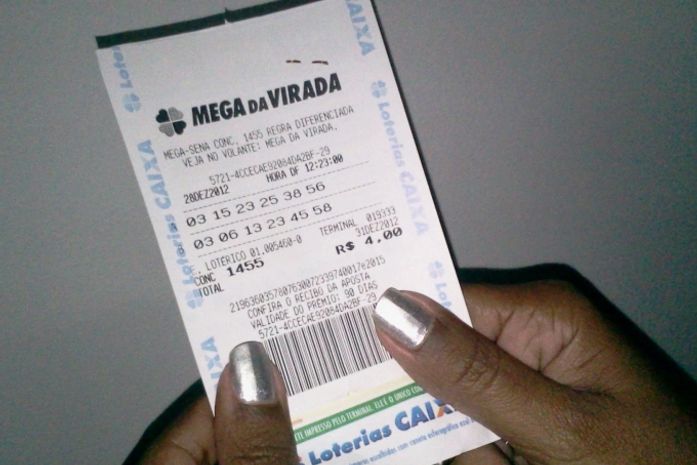 Apostador mostra bilhete da aposta