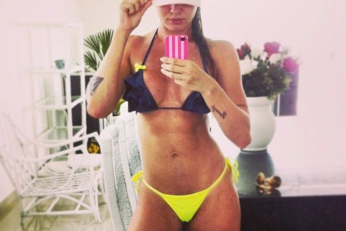 Juju Salimeni esconde o rosto e mostra a barriga sarada