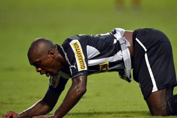 Seedorf "reclama" de assédio e lamenta baixo público em estádios