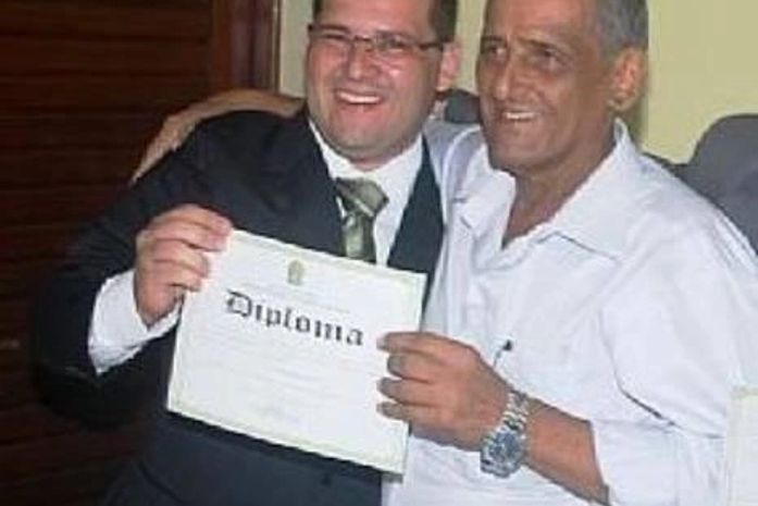 Seninha e o seu pai Sebastião na diplomação