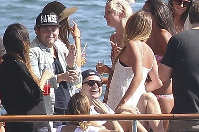 Leonardo DiCaprio faz jus à fama de mulherengo em barco cheio de beldades