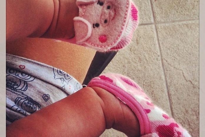 Carol Francischini mostra pezinho da filha recém-nascida no Instagram