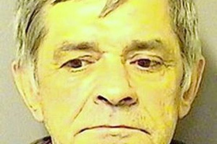 Homem assusta casal ao invadir casa para dobrar roupas e fazer limpeza