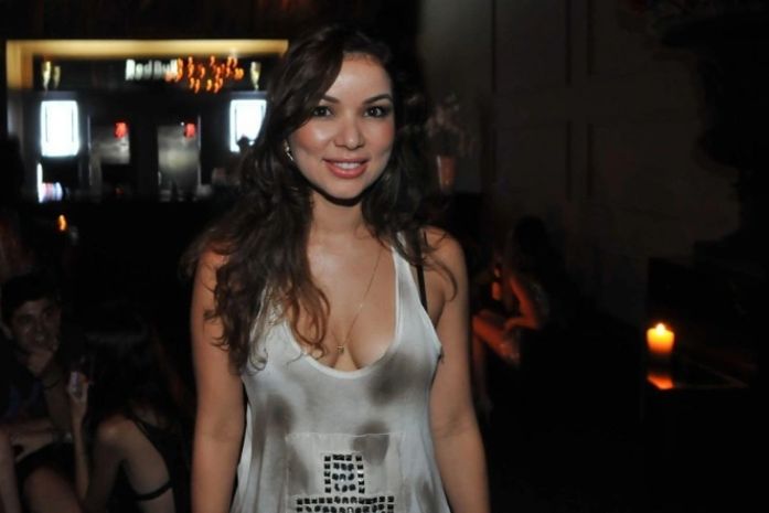 Liah Soares, do "The Voice", usa decotão em balada pré-Réveillon