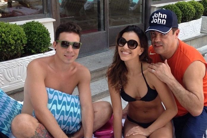 Mariana Rios passa dia na piscina com Di Ferrero e hairstylist