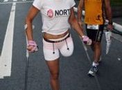 À espera de prótese, para-atleta completa São Silvestre usando muletas