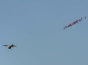 Avião circula em Copacabana com faixa "Renuncie Dinamite"