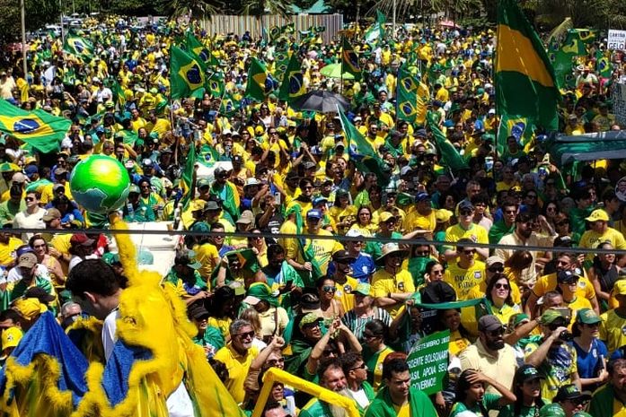 Com tratores e bandeiras, apoiadores do presidente Bolsonaro se reúnem em ato na orla de Maceió; veja vídeos