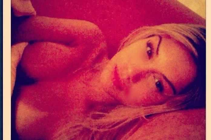 Panicat Carol Belli posa sem sutiã e exibe marquinha